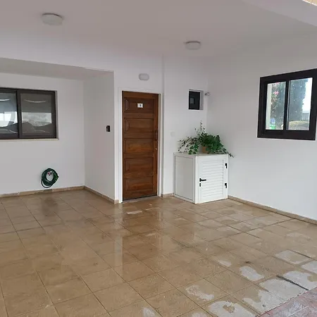 Apartment Pool Side 2 Bedroom Queens Gardens Complex *