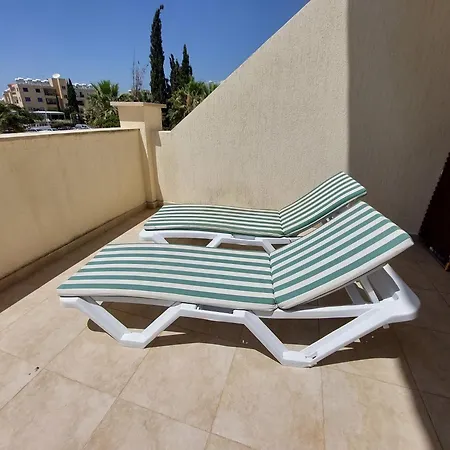 Pool Side 2 Bedroom Queens Gardens Complex Apartment *