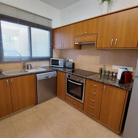 Apartment Pool Side 2 Bedroom Queens Gardens Complex *