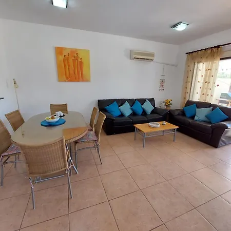 Apartment Pool Side 2 Bedroom Queens Gardens Complex