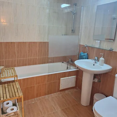 Pool Side 2 Bedroom Queens Gardens Complex Apartment *