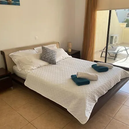 Pool Side 2 Bedroom Queens Gardens Complex דירה