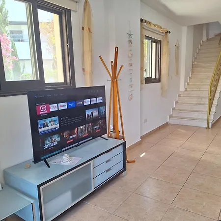Pool Side 2 Bedroom Queens Gardens Complex דירה