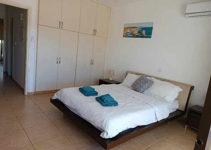 Pool Side 2 Bedroom Queens Gardens Complex * פאפוס