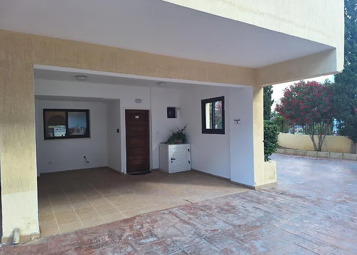 Pool Side 2 Bedroom Queens Gardens Complex *