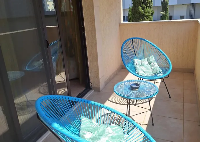 Pool Side 2 Bedroom Queens Gardens Complex דירה *
