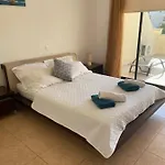 Pool Side 2 Bedroom Queens Gardens Complex Appartement