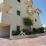 Pool Side 2 Bedroom Queens Gardens Complex Appartement